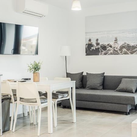 Brand New Studio Near The Beach, غيبرالتار المظهر الخارجي الصورة